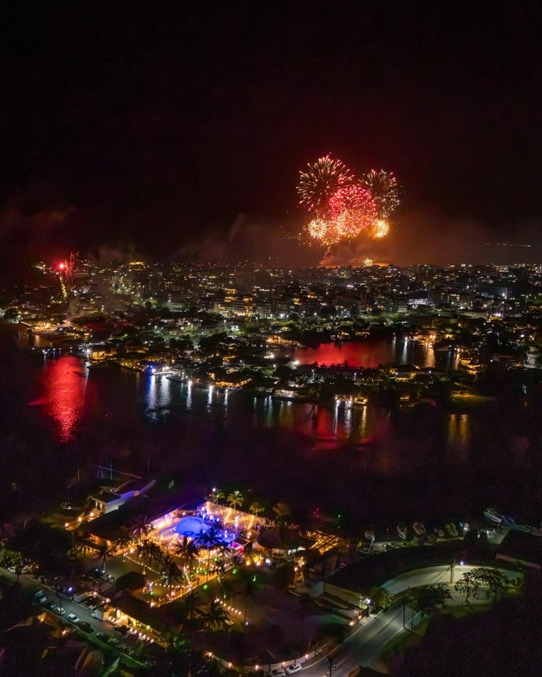 Fogos de artifício sobre Cabo Frio vistos do alto, na virada do ano