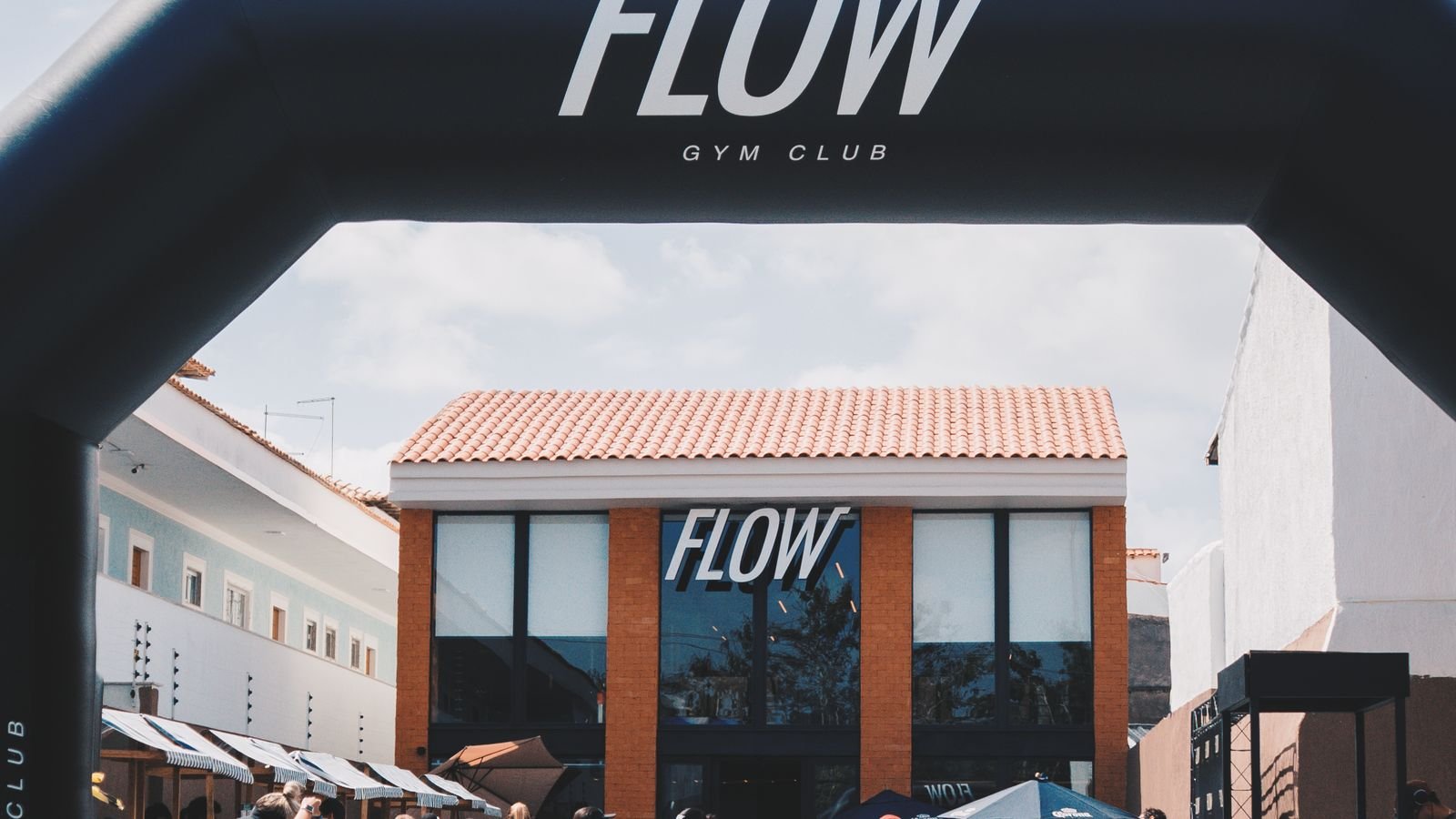 Pórtico inflável do Flow Gym Club na entrada do evento