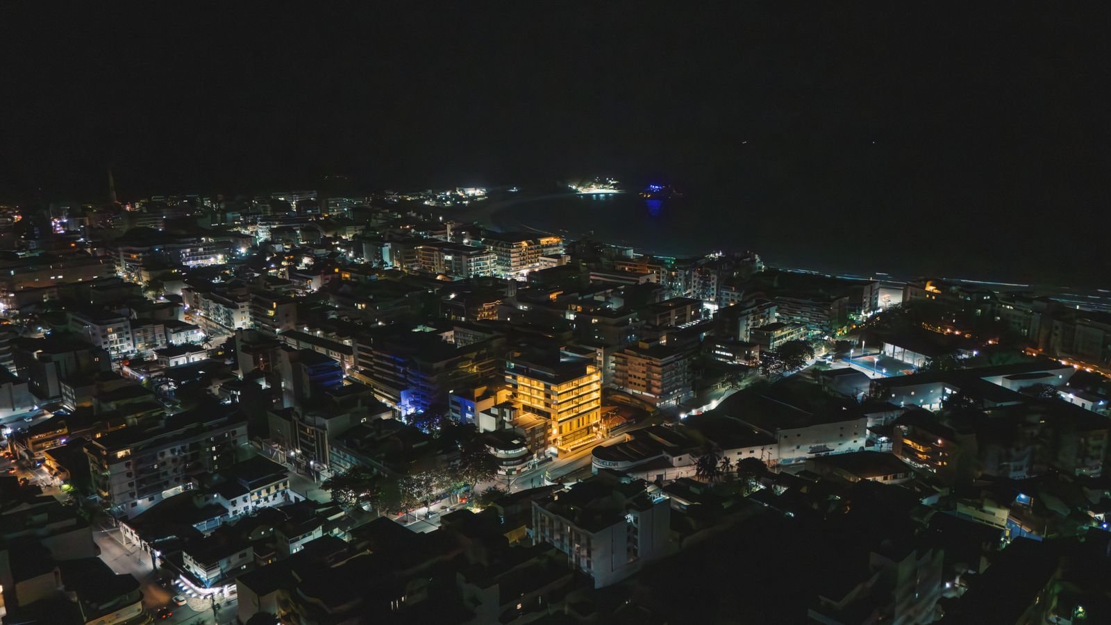 Vista aérea noturna de Cabo Frio com um empreendimento da Gerplan iluminado