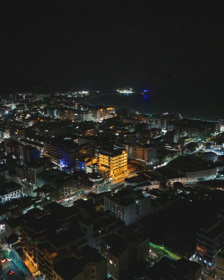 Vista aérea noturna de Cabo Frio com um empreendimento da Gerplan iluminado
