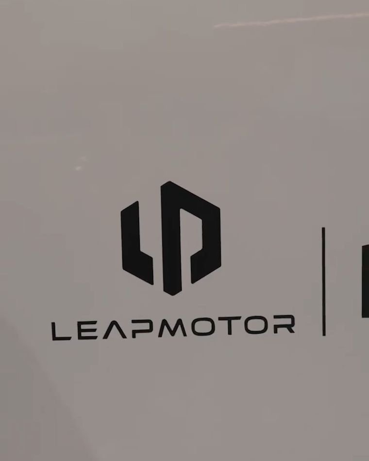 Logotipo da Leapmotor na lateral de um carro
