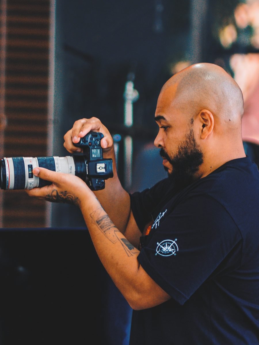 Vinícius Bonito, fotógrafo da Oryon Lab, em produção